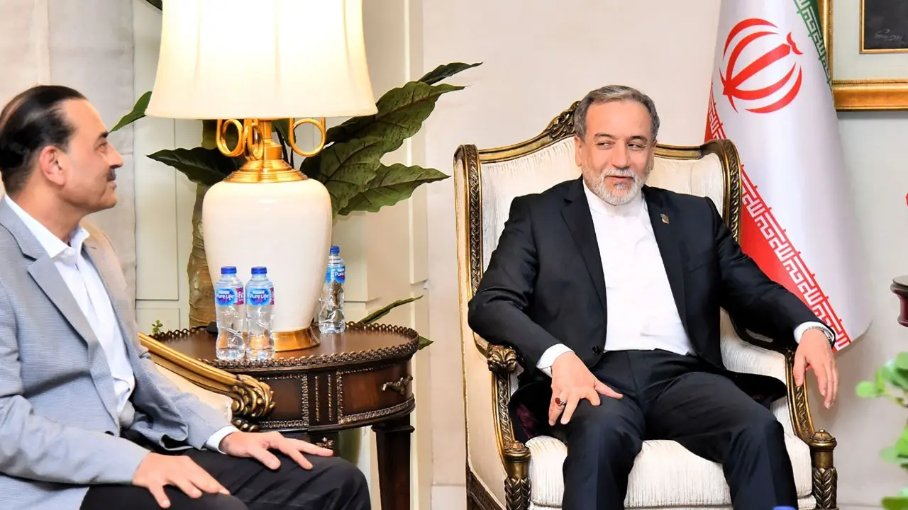 Iran's Foreign Minister Abbas Araghchi (R) speaking with Pakistan's Army Chief and Field Marshal Syed Asim Munir upon his arrival in Pakistan. Pic/AFP